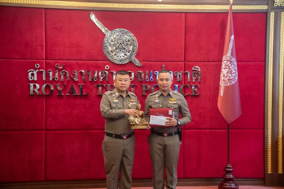 "บิ๊กเด่น" มอบรางวัล ตำรวจเมืองขอนแก่น ระงับเหตุหนุ่มคลั่งยา