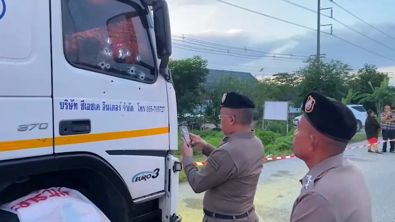 เปิดคลิป ยิงถล่ม"เทรลเลอร์" กระบะดักรอ ก่อนขับแซงใช้ 9 มม. 2 กระบอก พรุน 17 รู