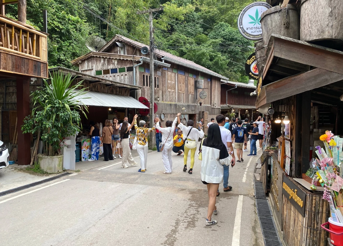 "แม่กำปอง" คึกคัก นทท. แห่เที่ยวช่วงกรีนซีซั่น