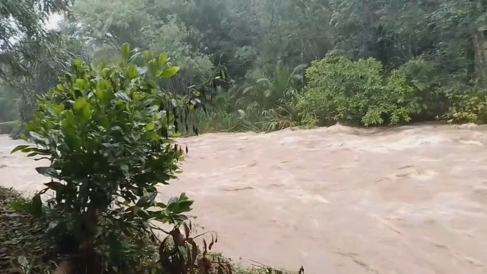 ตรัง-พังงา อ่วม! ฝนตกหนักตลอดทั้งคืน น้ำป่าทะลักท่วมบ้านเรือน ปชช. 8 อำเภอ