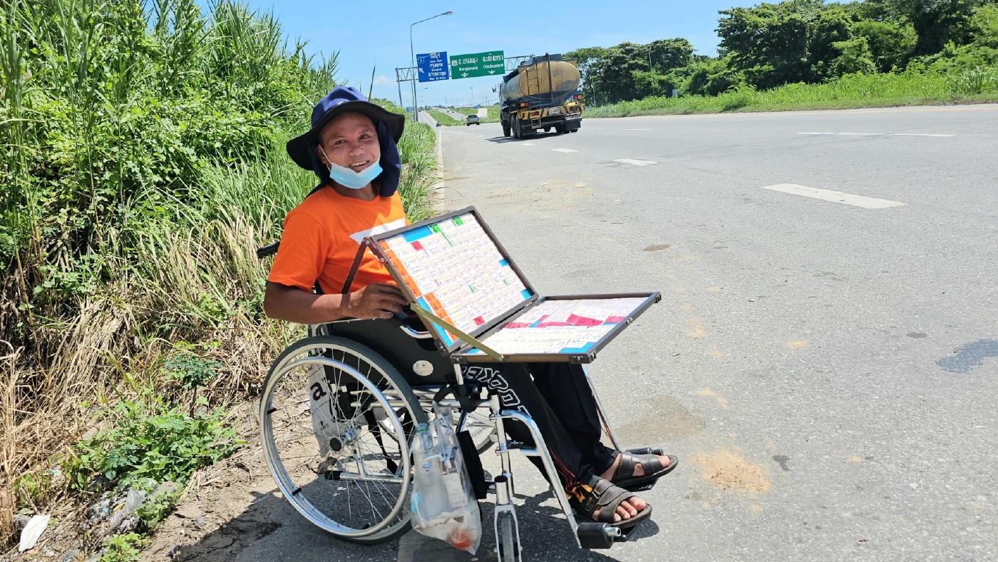 ชีวิตไม่สิ้น ก็ดิ้นกันไป! หนุ่มตากแดดวันละ 12 ชม. ขายลอตเตอรี่บนวีลแชร์