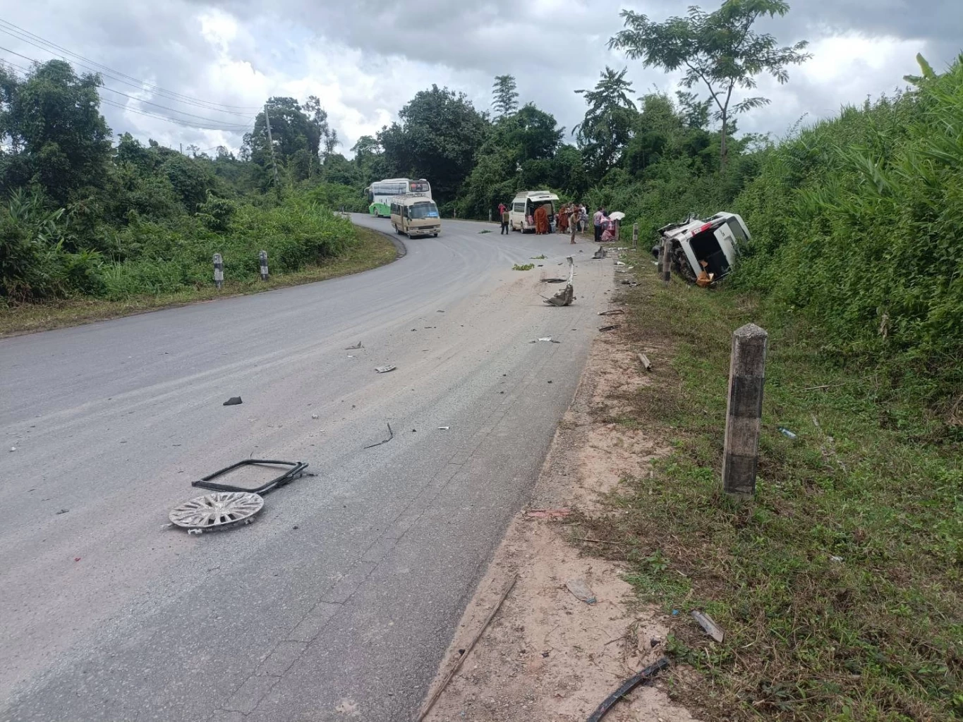 สลด! คณะทัวร์คนไทย กลับจากเที่ยวคุนหมิง ชนรถพ่วงที่ สปป.ลาว เสียชีวิต 6 ศพ