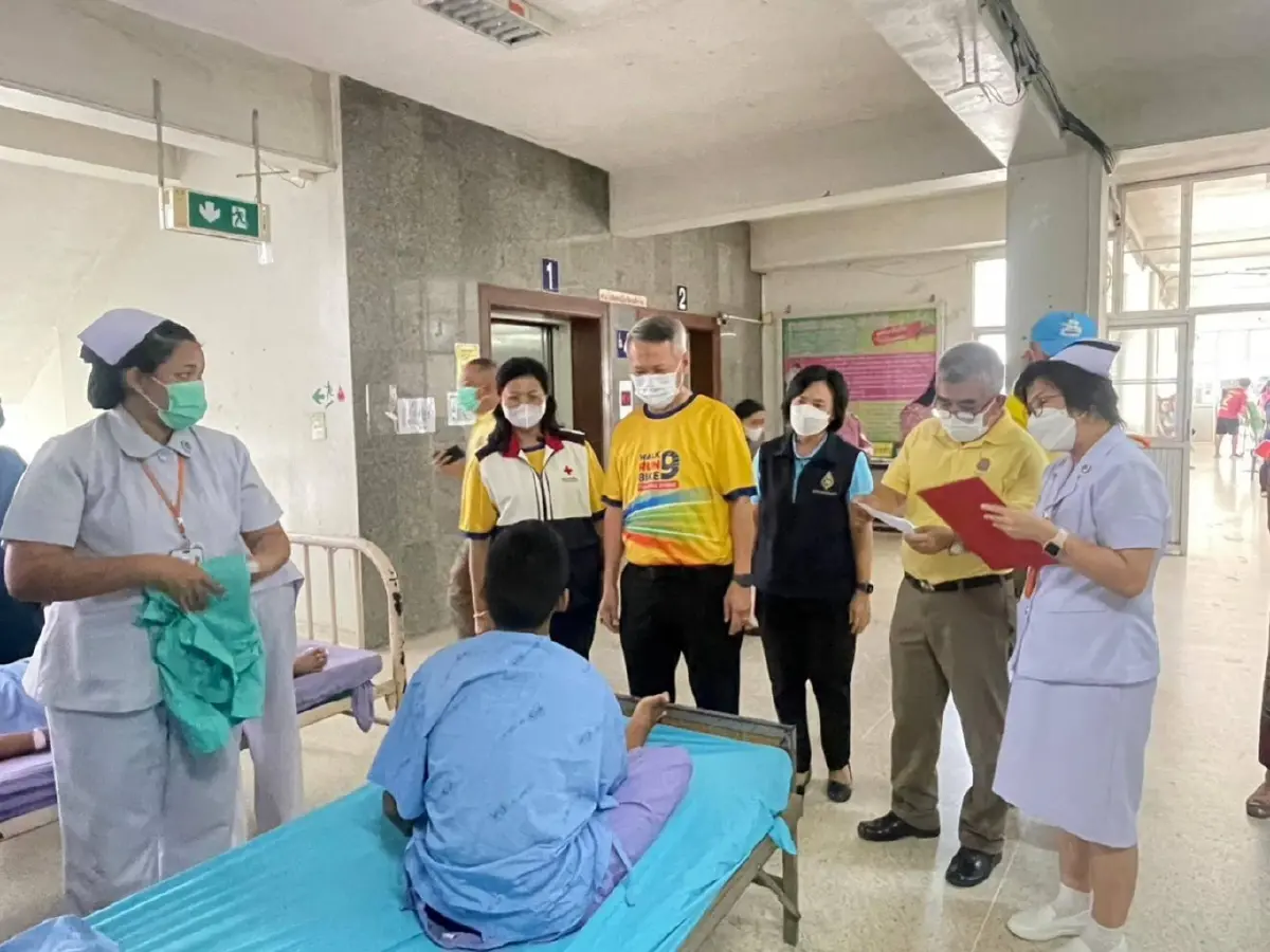 นายสมชัย กิจเจริญรุ่งโรจน์ ผู้ว่าราชการจังหวัดตาก เยี่ยมนักเรียนที่ประสบอุบัติเหตุ