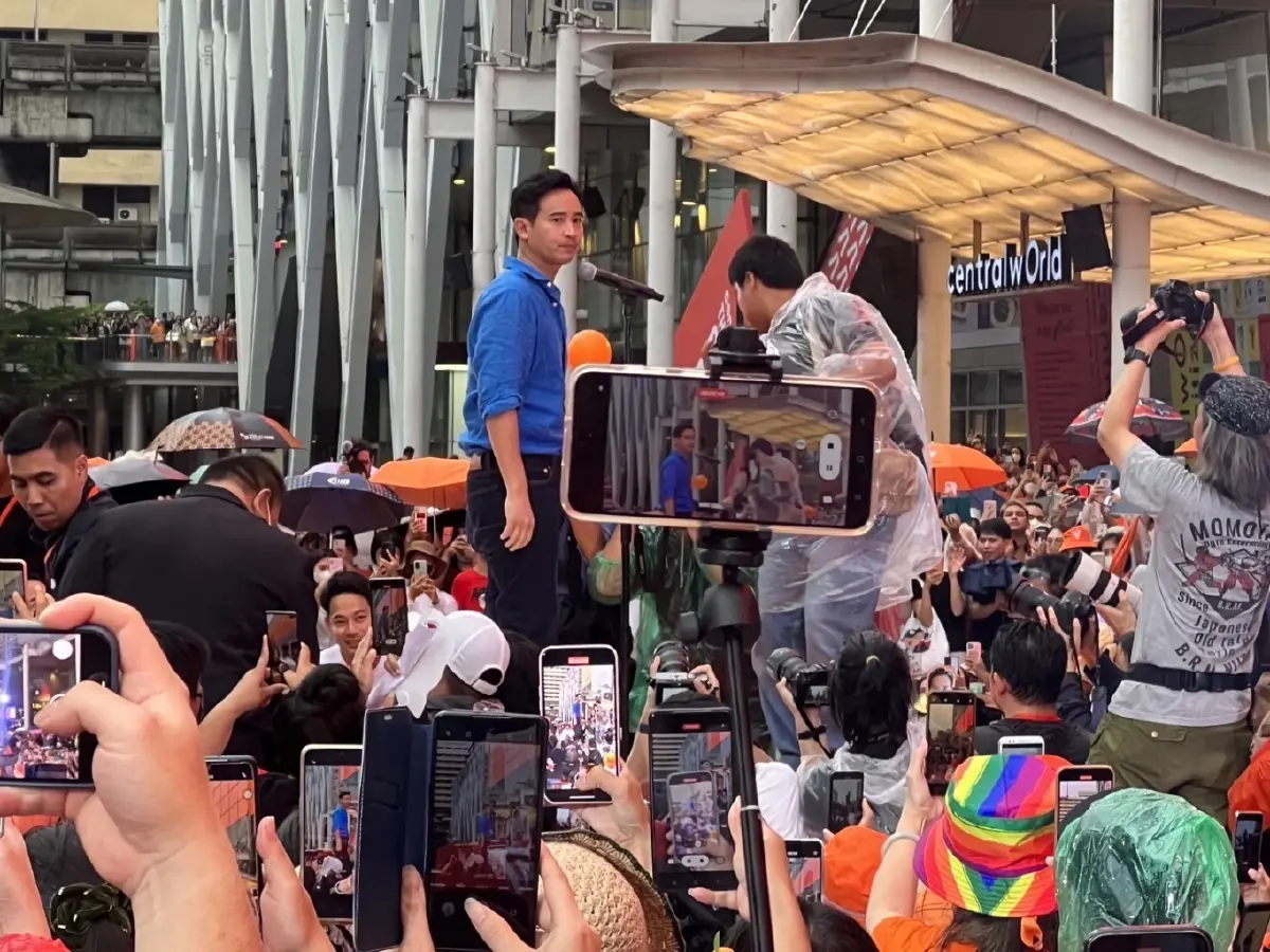 พิธา  ลิ้มเจริญรัตน์  หัวหน้าพรรคก้าวไกล แคนดิเดตนายกฯ เดินทางมาพบประชาชน ที่ลานเซ็นทรัลเวิลด์ 