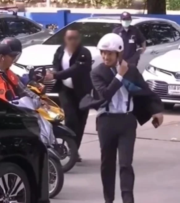 สนั่นโซเชียล "บอร์ดี้การ์ด "พิธา" ถูกขุดประวัติฉาว สั่งหยุดปฏิบัติหน้าที่แล้ว