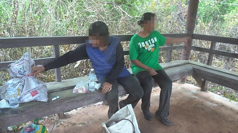 สองชาวบ้านที่หลงป่าชายเลน