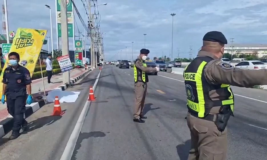 ก๊วนบิ๊กไบค์ ขี่ล่องใต้วันหยุด ถูกกระบะเลี้ยวตัดหน้าเข้าปั๊ม พุ่งชนกระเด็น