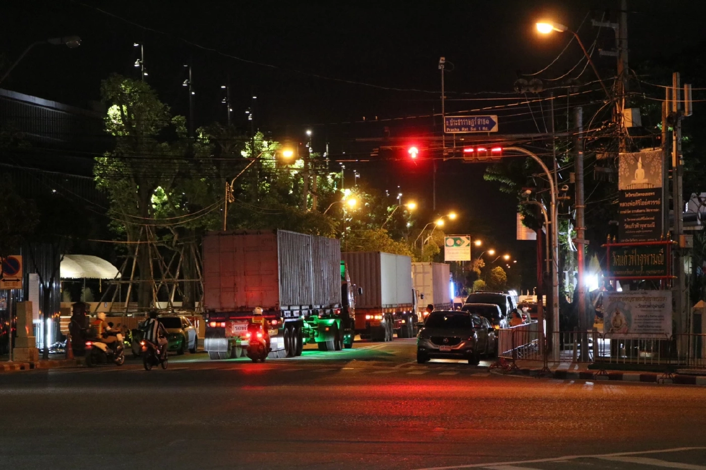 ตำรวจนครบาล ยกตู้คอนเทนเนอร์ วางรั้วลวดหนาม ปิดแยกเกียกกาย