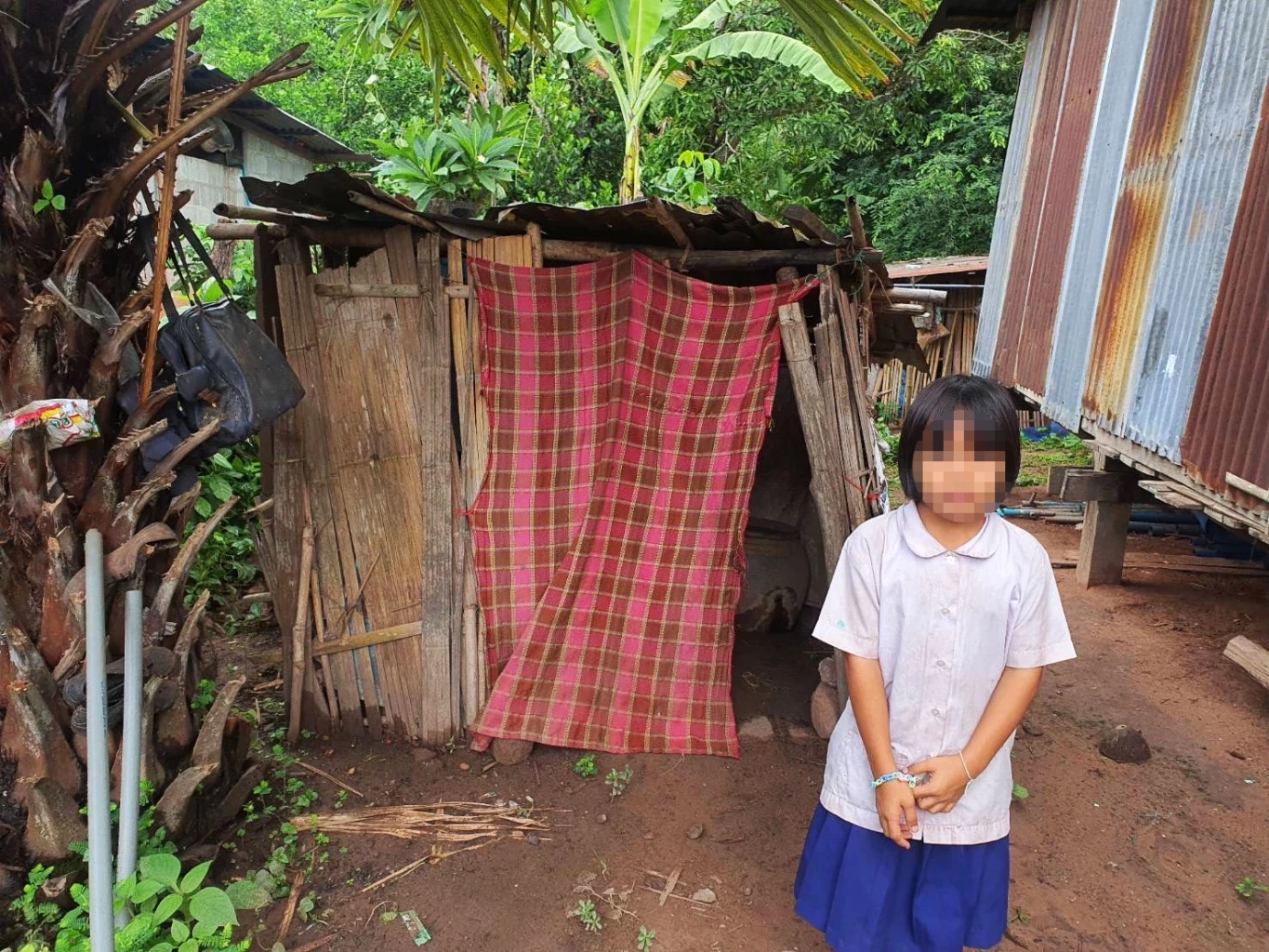 ชื่นชม "น้องหว้า" เด็กยอดกตัญญูวัย 10 ขวบ เดินกลับบ้าน ดูแลปู่ที่ป่วยทุกวัน