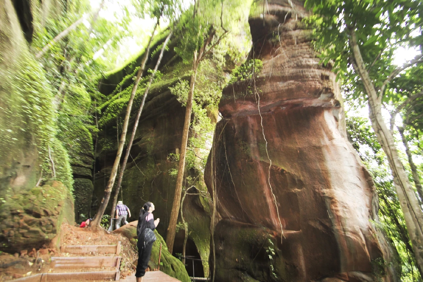 สุดว้าว! นทท.ชมวิว "ผานาคี" ตื่นตาหินพญานาค สายมูไม่พลาดขอพร