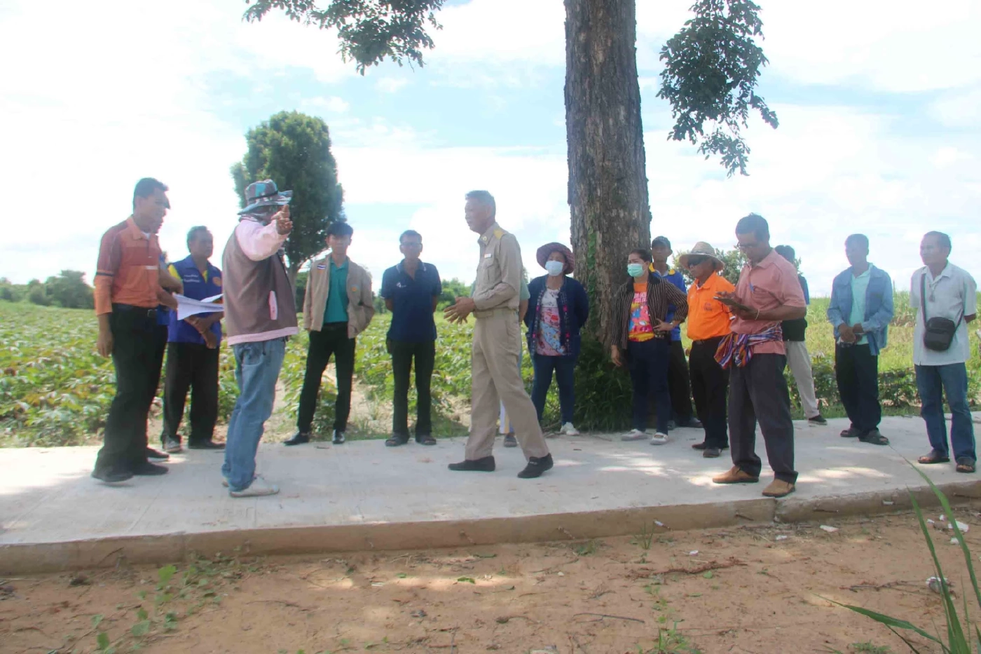 หวิดวางมวย คัดค้านรังวัดที่ดิน สร้างถนนคอนกรีต-ย้ายเสาไฟไม่ได้