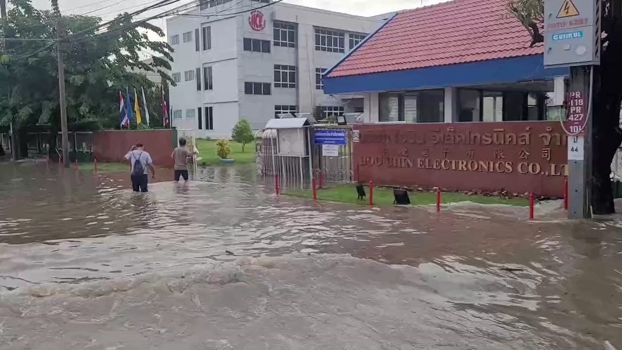 ฝนถล่มหนัก"นิคมบางปู" น้ำทะลักท่วมอ่วม เร่งระบายลดระดับน้ำ (มีคลิป)