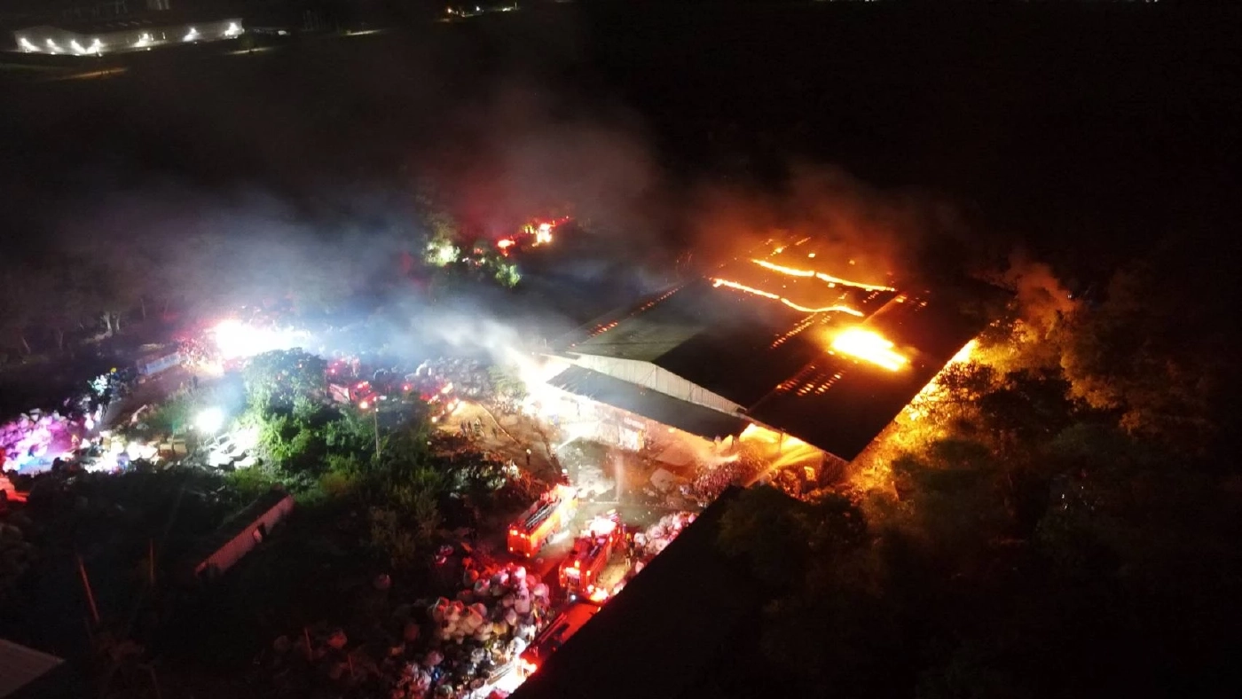 เฝ้าระวังต่อเนื่อง ผ่านไป 10 กว่าชม. ไฟไหม้โกดังกระดาษอัดแท่ง ยังดับไม่สนิท