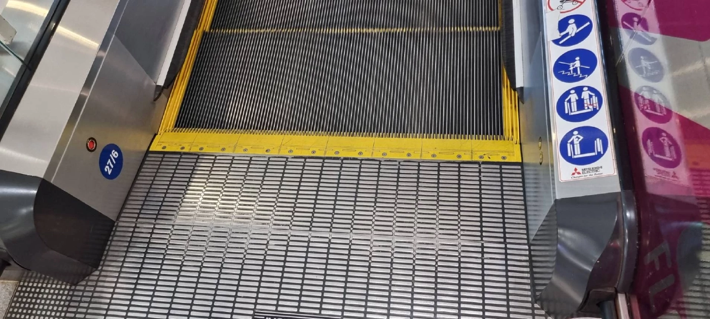 เปิดคลิป เกิดเหตุบันไดเลื่อนห้างดัง ดูดรองเท้าแตะหนุ่ม หวิดซ้ำรอยดอนเมือง