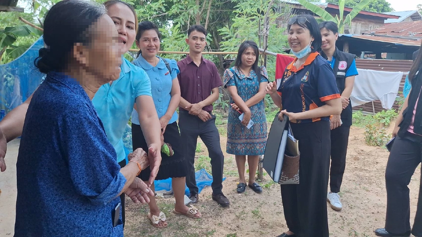 วอนช่วย ครูอุดรฯ โพสต์สงสาร 2 ยายหลาน บ้านหลังคารั่ว ห้องน้ำลมโชยไม่มีหลังคา