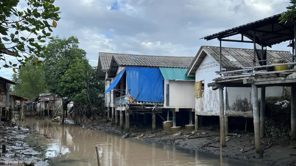 สลด! ตาวัย 70 บ้านอยู่ริมคลอง พลัดตกระเบียงบ้าน จมน้ำดับกลางดึก
