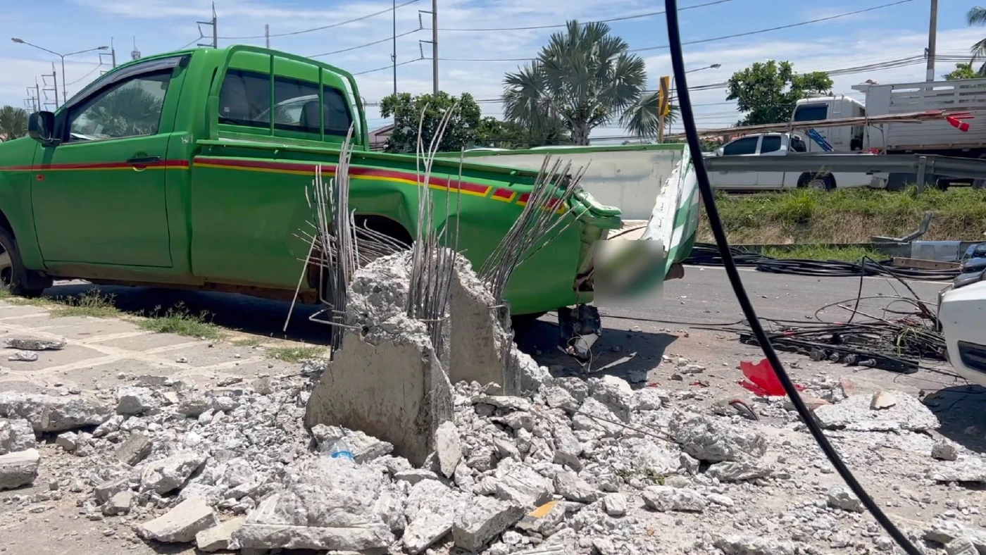 พายุพัดถล่ม เสาไฟฟ้าล้ม 9 ต้น ขวางถนน ทับรถยนต์-บ้านเรือนพังเสียหาย