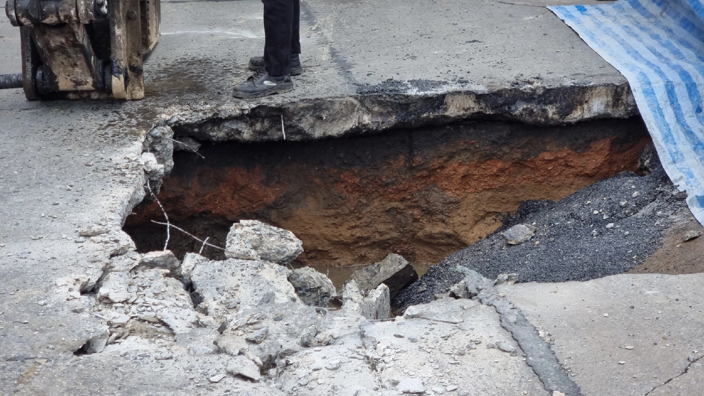 ระทึก! "ถนนแจ้งวัฒนะ" เกิดหลุมยุบ ต้องปิด 2 ช่องจราจร รถติดสนั่นถึงหลักสี่