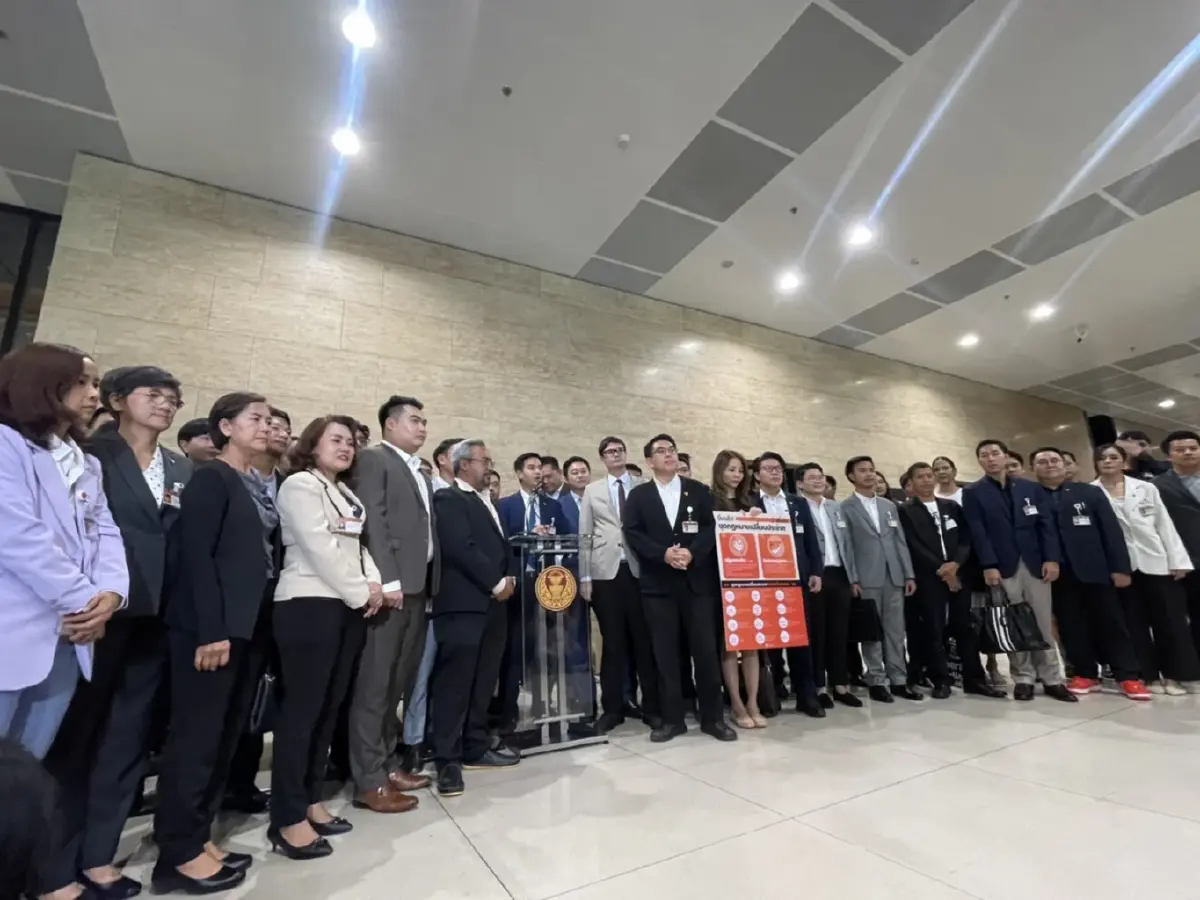 เริ่มงานแล้ว! "ก้าวไกล" ยื่น 7 ร่างแก้กฎหมาย "ปฏิรูปกองทัพ-ปิดช่องทุนผูกขาด"