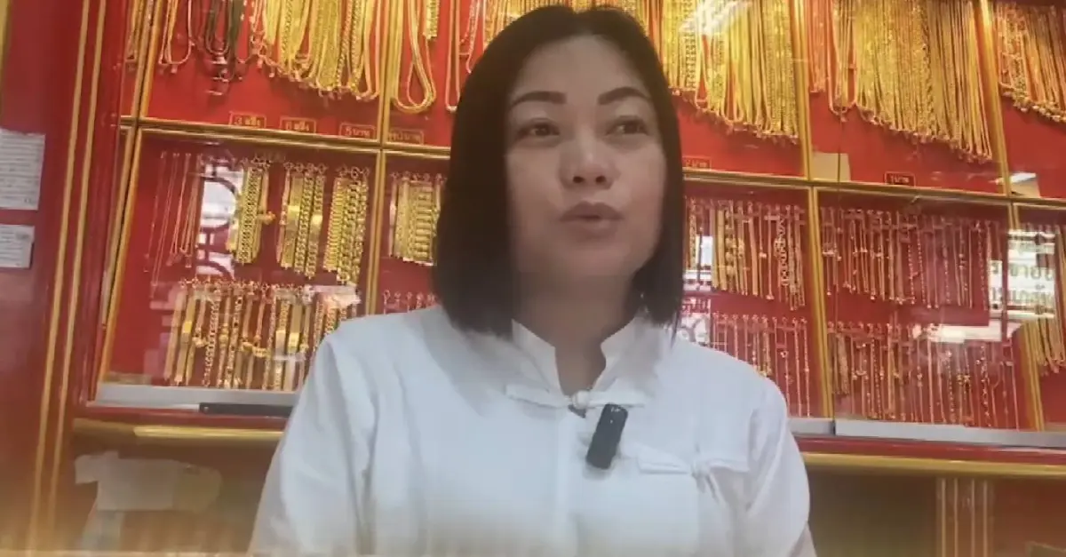 อบอุ่นหัวใจ พ่อหอบเงินเหรียญ จากการขายผักบุ้ง 1 ปี มาซื้อทองให้ลูกสาว วัย 7 ขวบ