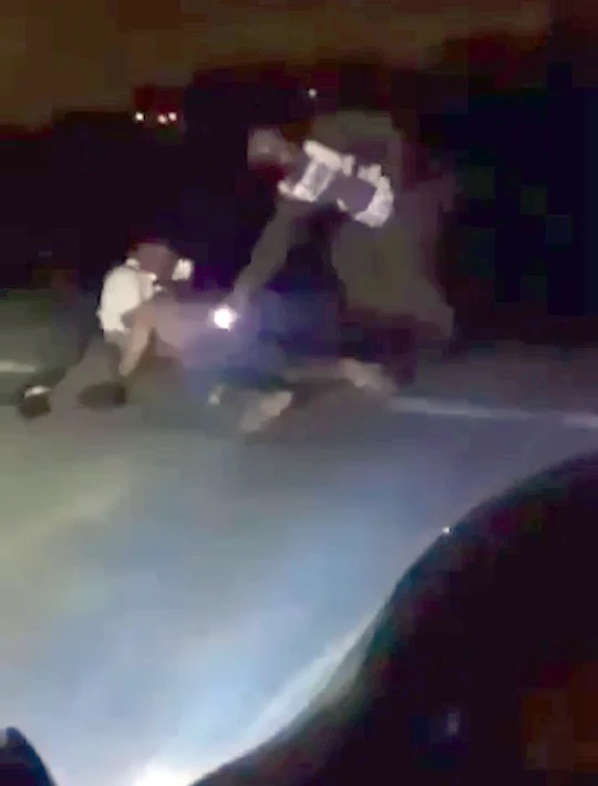 เปิดคลิป คนร้ายปลอมเป็นตำรวจ ช็อตไฟฟ้าหนุ่มเมืองกาญน์ ชิงกระบะหลบหนี