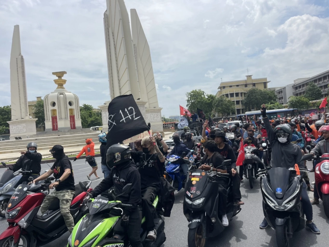 เมื่อวันที่ 16 ก.ค.66 กลุ่มผู้ชุมนุม"คาร์ม็อบ" เคลื่อนขบวนไปกองบัญชาการกองทัพไทย เรียกร้องให้ผบ.เหล่าทัพลาออกจากส.ว.