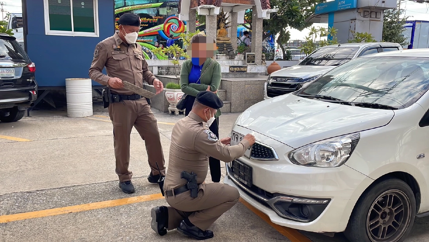 ทล.จับสาวขับรถสวมทะเบียนปลอม เช็กประวัติรถ พบหนีไฟแนนซ์จนถูกยึดบ้านขาย