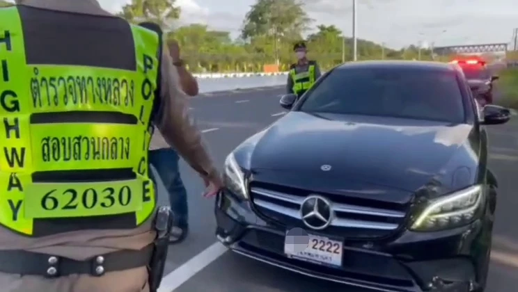 จับหนุ่มซิ่งเบนซ์หรู ปิดสติ๊กเกออำพรางทะเบียน ป้ายสีรถคันอื่นรับผิด