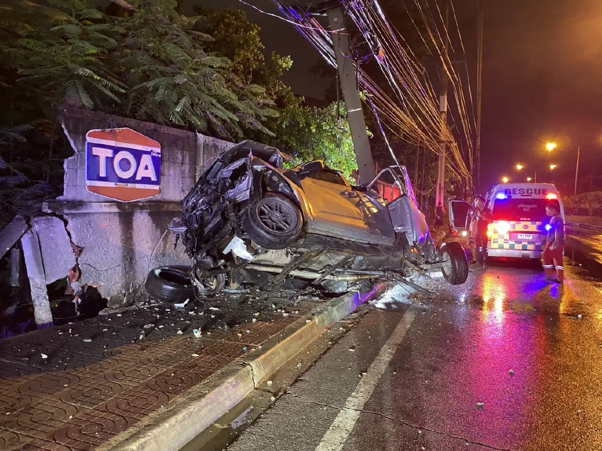 ฝนตกถนนลื่น กระบะขับฝ่าสายฝน พุ่งชนเสาไฟพังยับ ดับ 2 เจ็บ 4