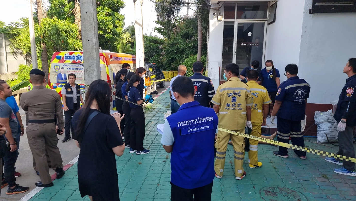 ระทึก! สาวถูกจับคดียาเสพติดซ้ำ คิดสั้น พุ่งกระโดดตึกโรงพักบางกรวยดับสลด