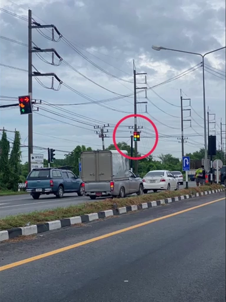 ชนสนั่นกลางสี่แยก! ไฟจราจรเป็นเหตุ โชว์ไฟเขียวทุกทาง บาดเจ็บ 9 ราย