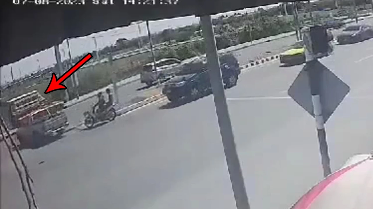 สองแถวปากน้ำ ดริฟต์กลับรถ ทำ ผดส. ร่วงกลางถนน แต่ไม่จอดช่วย คนขับบอกไม่เห็น