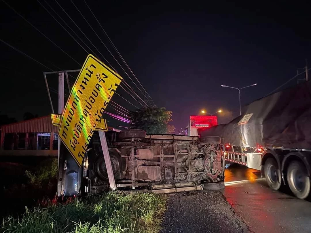 กระบะขนญาติกลับจากงานศพ หลุดโค้งเทกระจาด ดับ 2 เจ็บ 8 คนขับเผ่นหนี