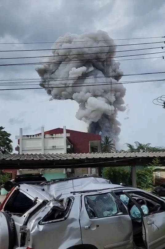 ผู้ว่าฯ นราธิวาส รุดตรวจสอบเหตุโกดังเก็บประทัดระเบิด เจ็บพุ่ง 115 ราย ดับสลด 9 ศพ