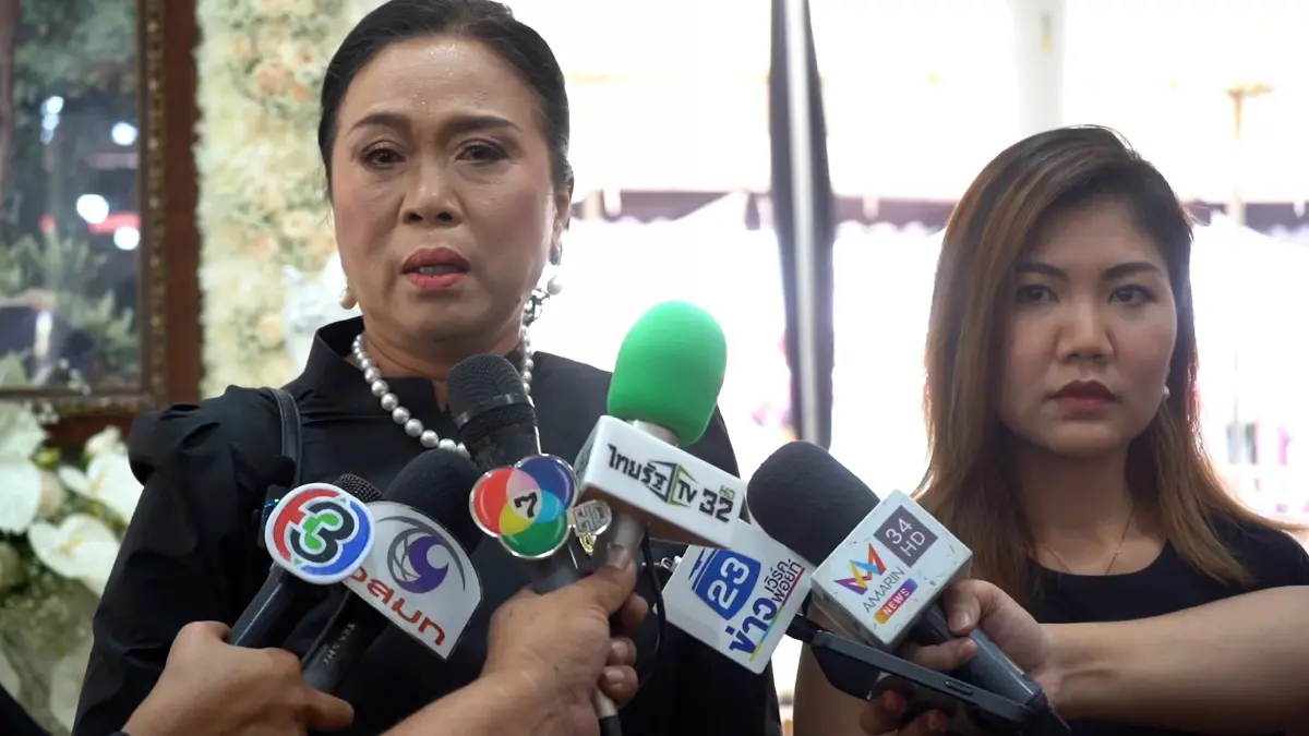 นางศศิวิมล ทองมา ภรรยาของนายสมนึก ทองมา หรือ "ครูชลธี ธารทอง"