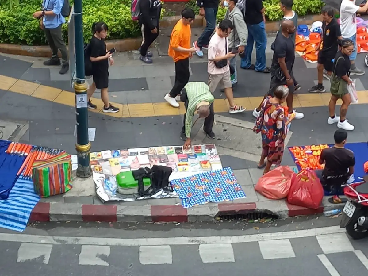 เตรียมพร้อม! บก.ลายจุด เหมาเสื้อกันฝน-แตรกระป๋อง แจกฟรีให้ม็อบลุยเย็นนี้