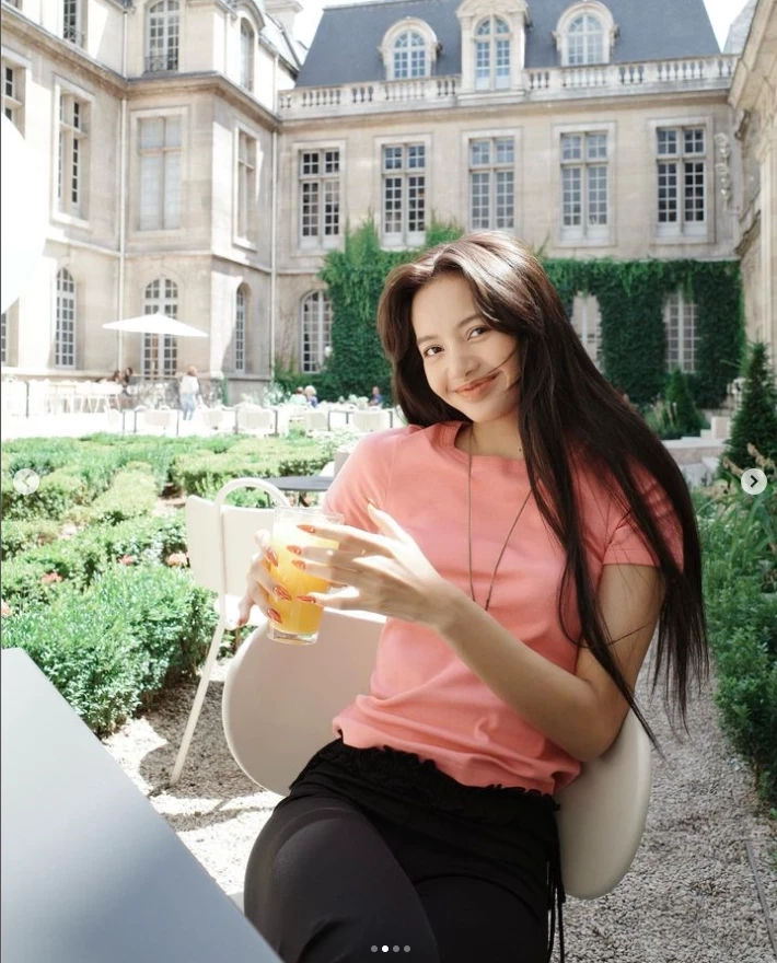 "ลิซ่า" โพสต์ภาพดื่มน้ำส้ม คนดังแห่เมนต์เพียบ ยอดกดไลก์พุ่งเป็นล้าน