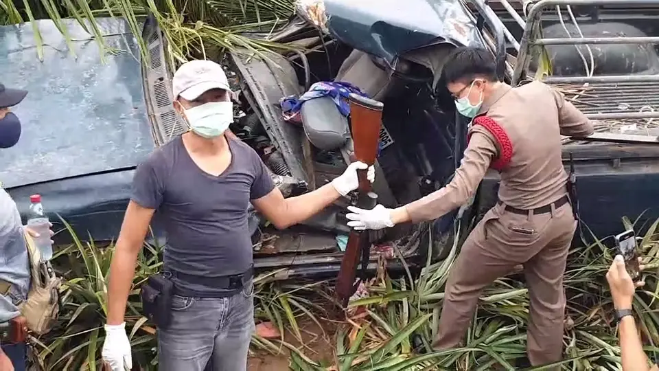 ตำรวจไล่ล่าผัวค้ายา หลังไม่ยอมให้ตรวจค้น สุดท้ายเสียหลักชนต้นไม้เมียดับ