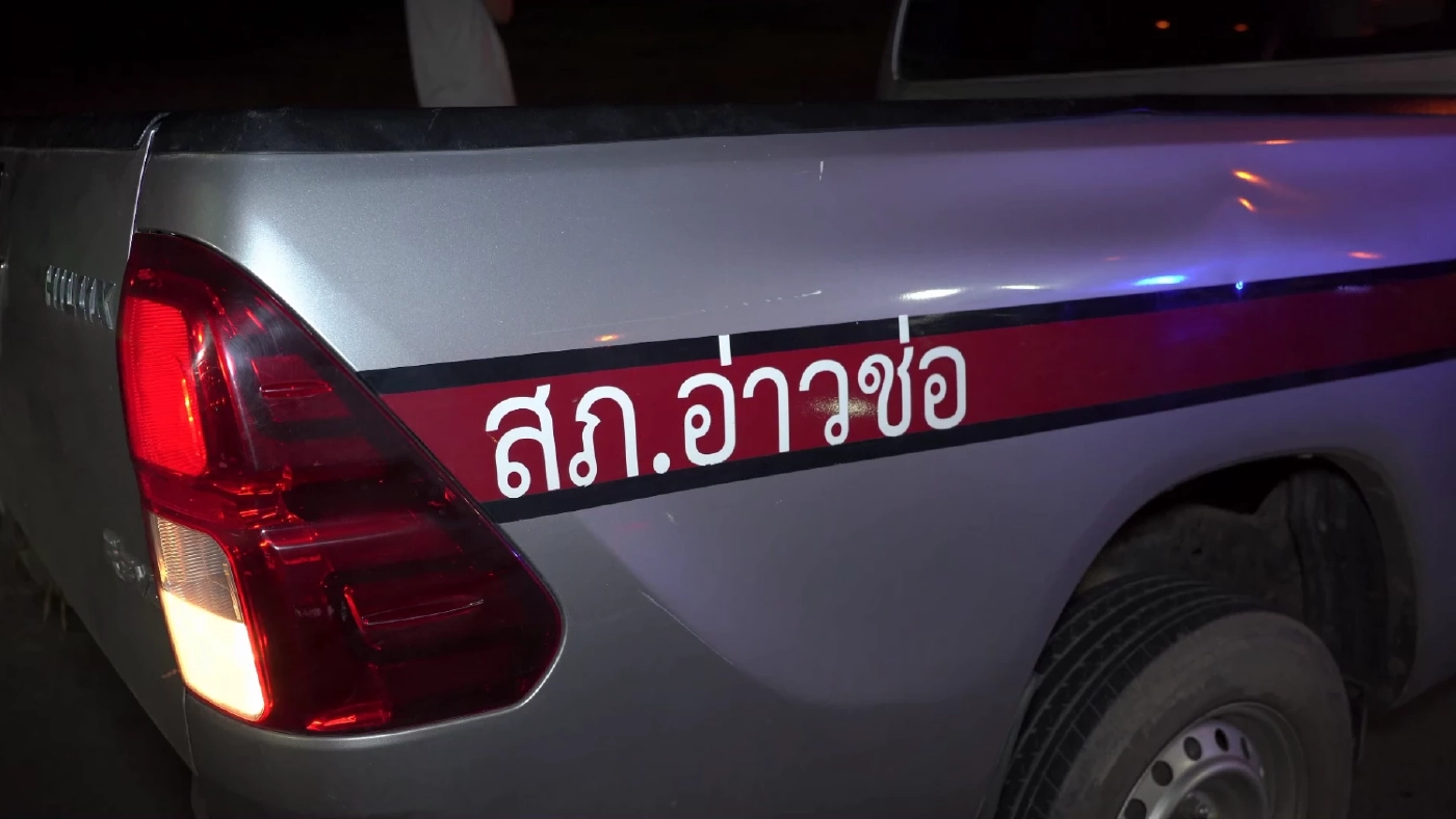 สาวถูกเก๋งตัดหน้า หลบชนรถตำรวจจอดข้างทางกลางดึก ใกล้สถานบันเทิง