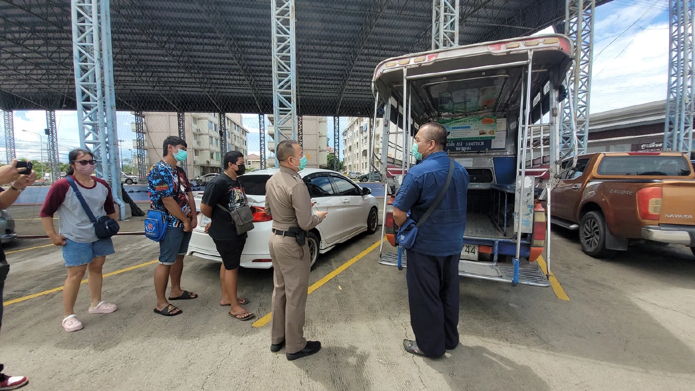 สองแถวปากน้ำ ดริฟต์กลับรถ ทำ ผดส. ร่วงกลางถนน แต่ไม่จอดช่วย คนขับบอกไม่เห็น