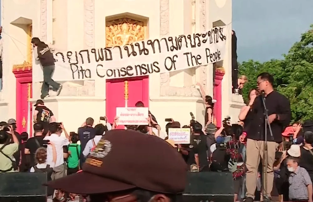ม็อบมาแล้ว! บุกอนุสาวรีย์ประชาธิปไตย ขึ้นป้าย"นายกพิธาฉันทามติประชาชน"