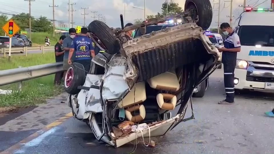 เปิดคลิปสุดสลด รถยนต์แม่บ้าน เลี้ยวตัดหน้ารถตู้กู้ชีพฯ ชนสนั่นร่างปลิวดับ