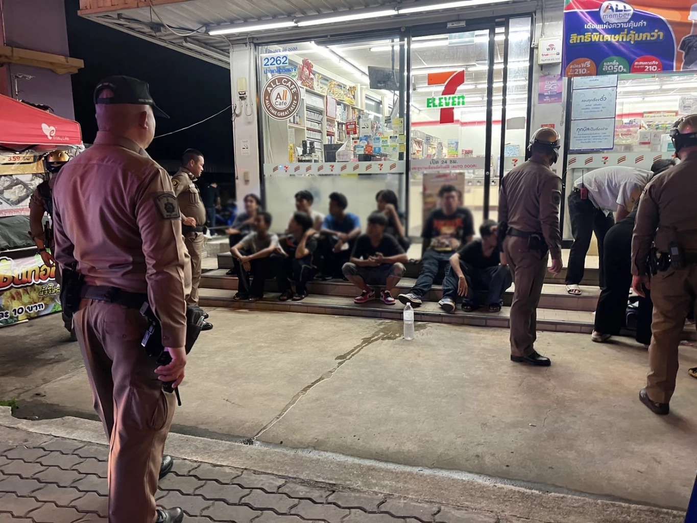 เปิดคลิประทึก กลุ่มวัยรุ่นนับสิบ ควงมีด-ปืน ยกพวกตีกันกลางดึก บาดเจ็บ 1