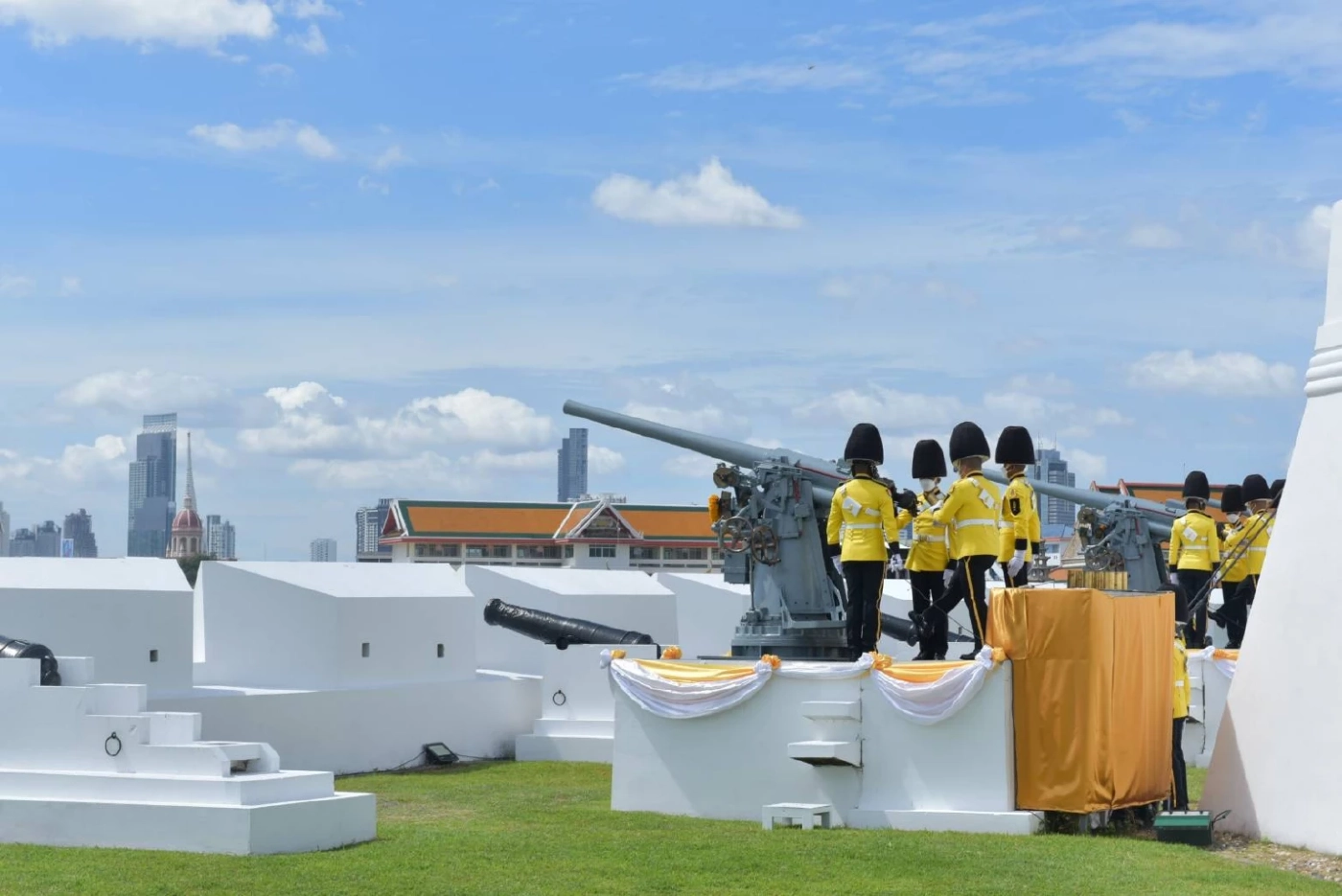 3 เหล่าทัพ ยิงสลุตหลวง 21 นัด เฉลิมพระเกียรติ พระบาทสมเด็จพระเจ้าอยู่หัว