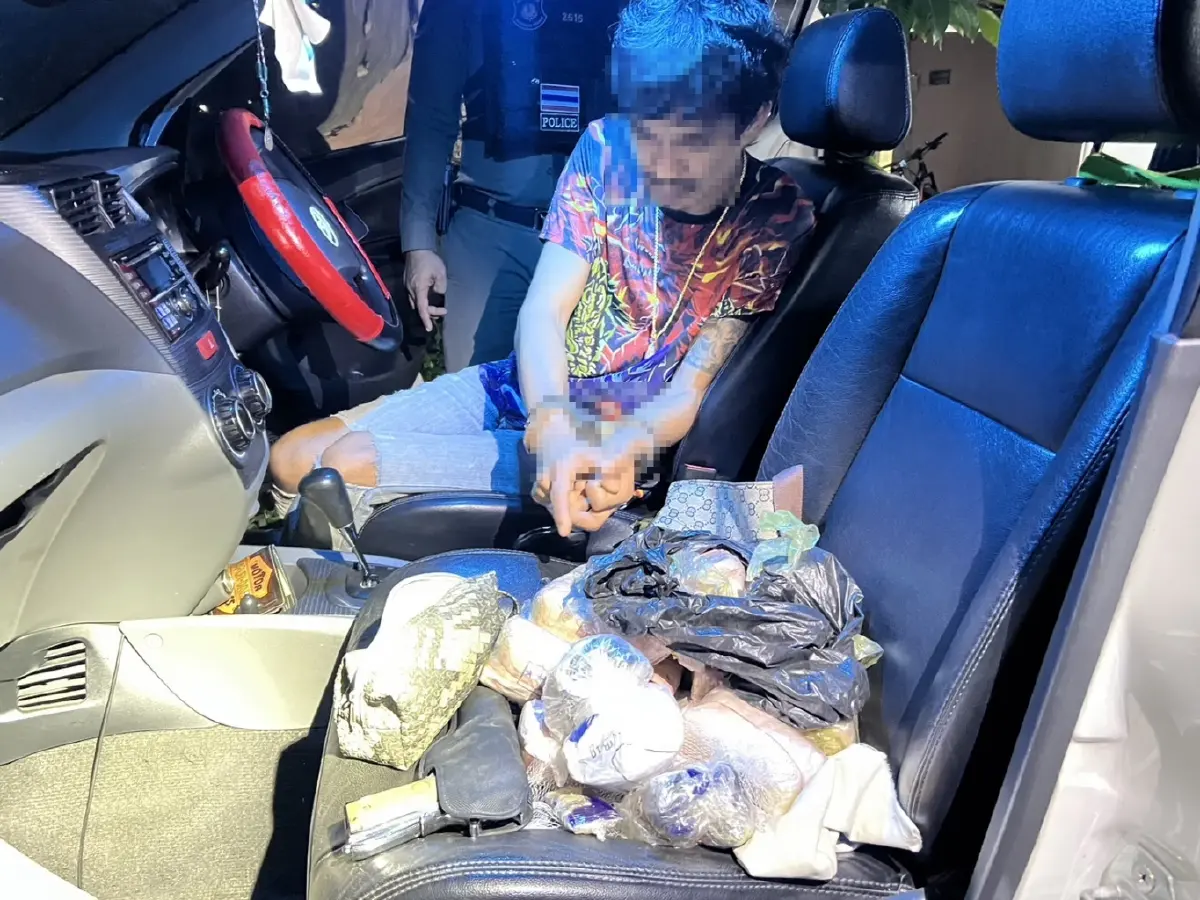 หนุ่มเปิดไฟฉุกเฉิน หวังส่งยาบ้า 4 หมื่นเม็ด แต่โดนตร.ทางหลวงโผล่รวบตัว