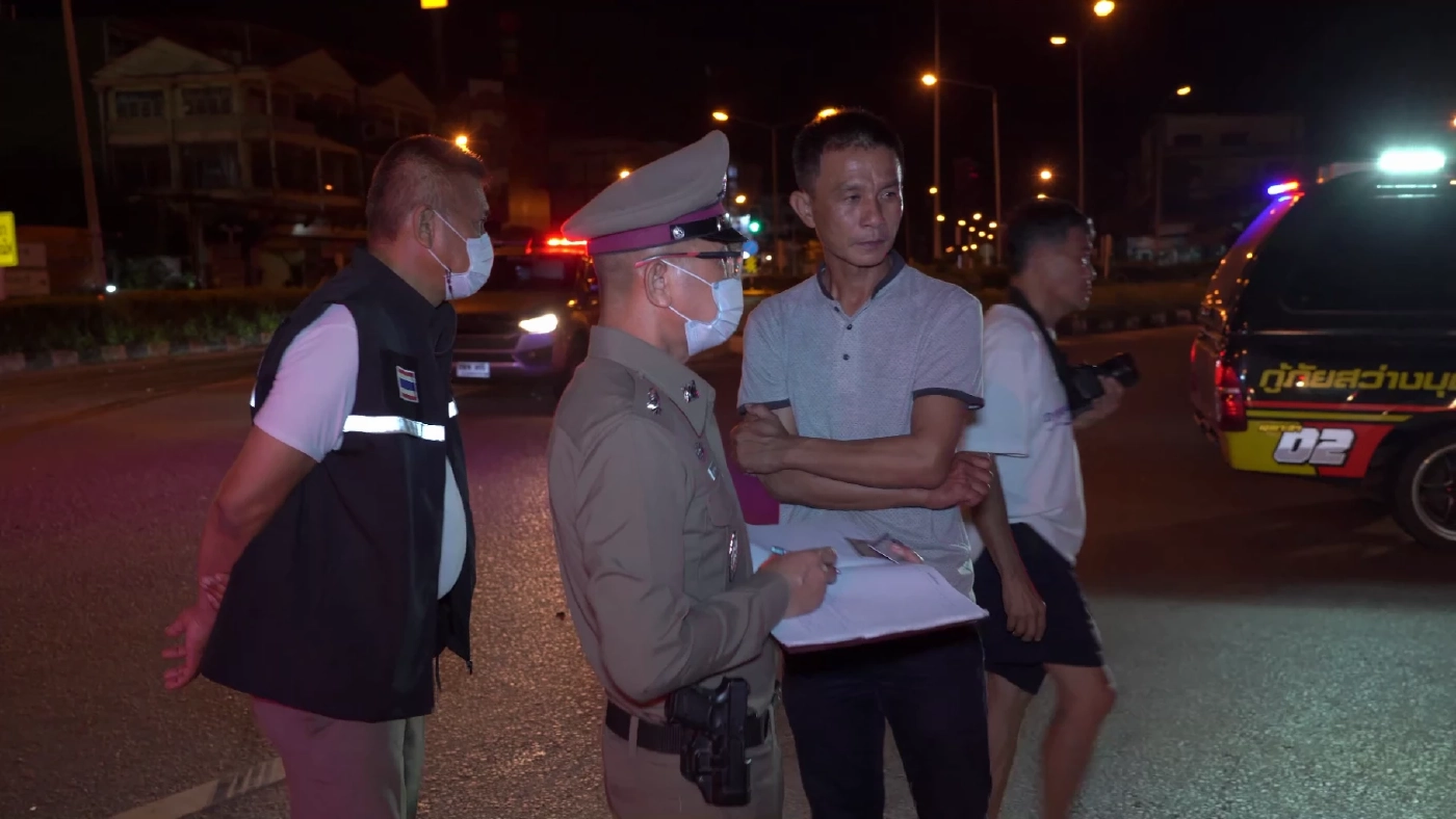 สาวถูกเก๋งตัดหน้า หลบชนรถตำรวจจอดข้างทางกลางดึก ใกล้สถานบันเทิง