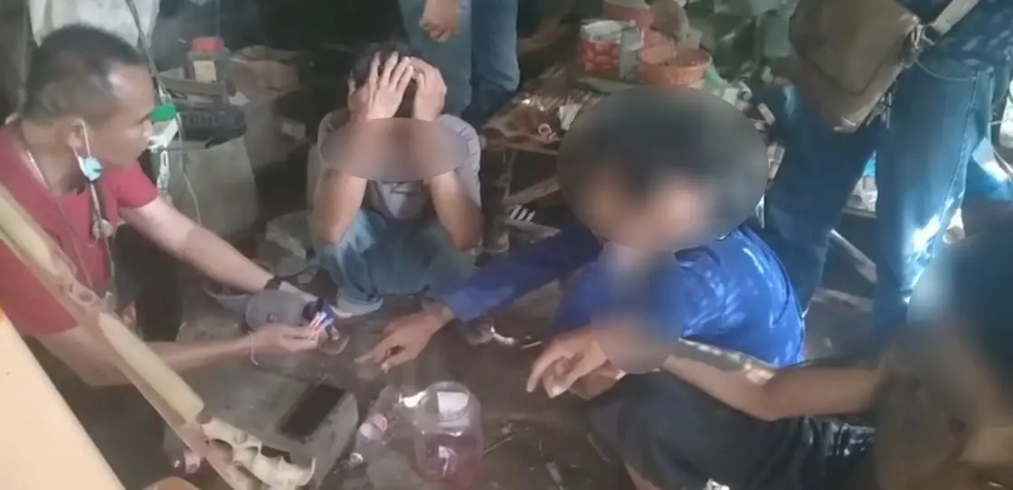 ตร.บุกทลายแหล่งผลิตปืนเถื่อน อึ้ง! คนงานได้ค่าจ้างเป็นยาบ้า วันละ 4 เม็ด