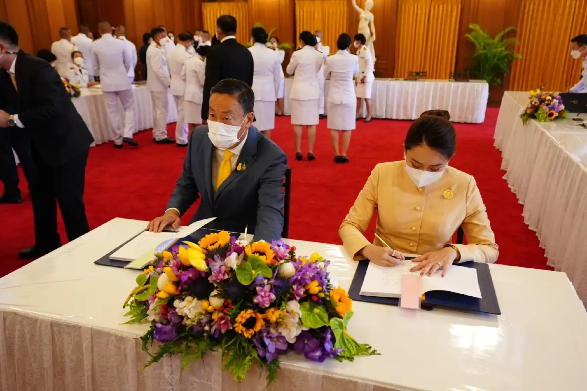 ผู้บริหารพร้อมสส.เพื่อไทยร่วมลงนามถวายพระพร ในหลวง ร.10