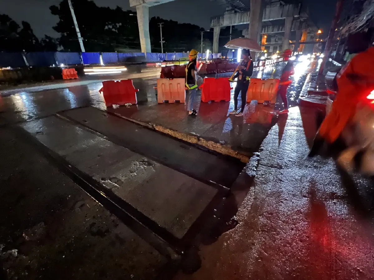 ฝาบ่อท่อร้อยสายไฟลงดิน ทรุดตัวหน้าห้างฯดังย่านรามอินทรา