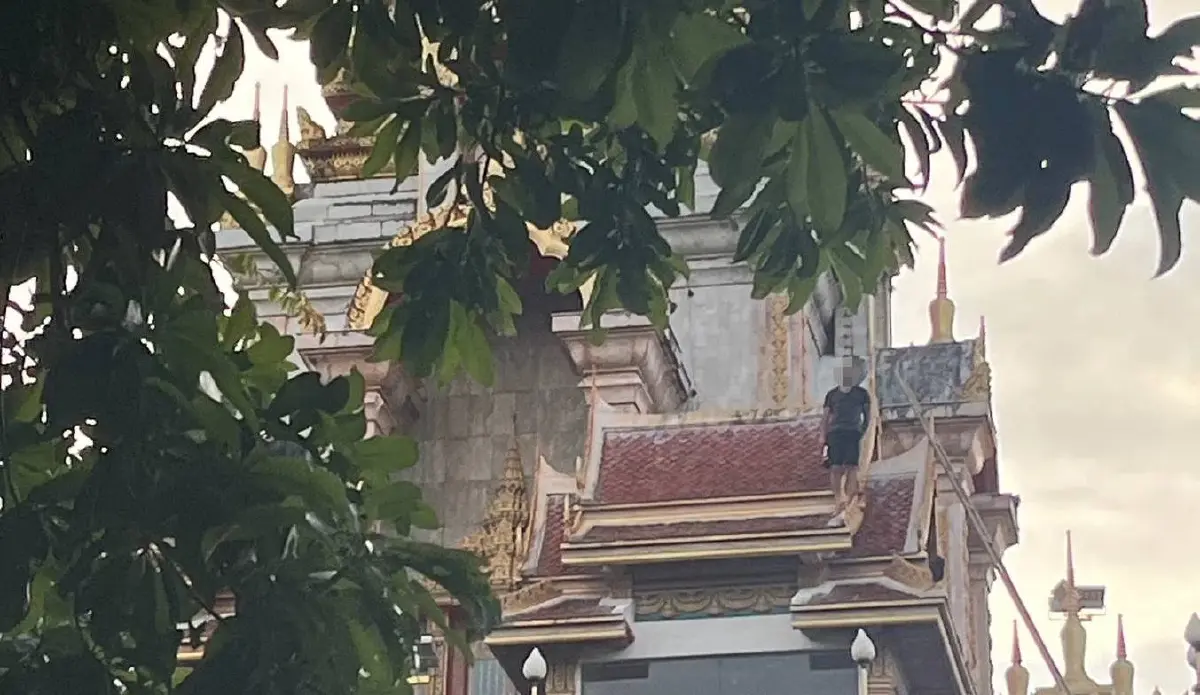 ระทึก! ต่างชาติปีนหลังคาพระมหาธาตุเจดีย์ วัดฉลอง จนท.เร่งเจรจา